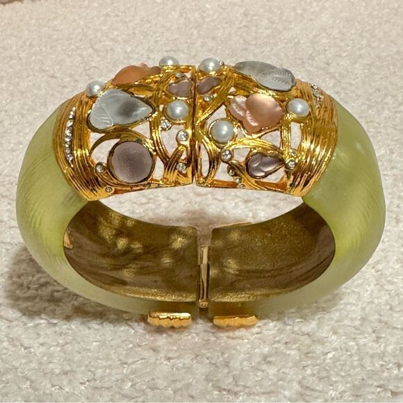 Elegant Gold and Green Bangle Bracelet From ALEXIS!!! SMALL WHITE MARK ONE SIDE! - Picture 3 of 11